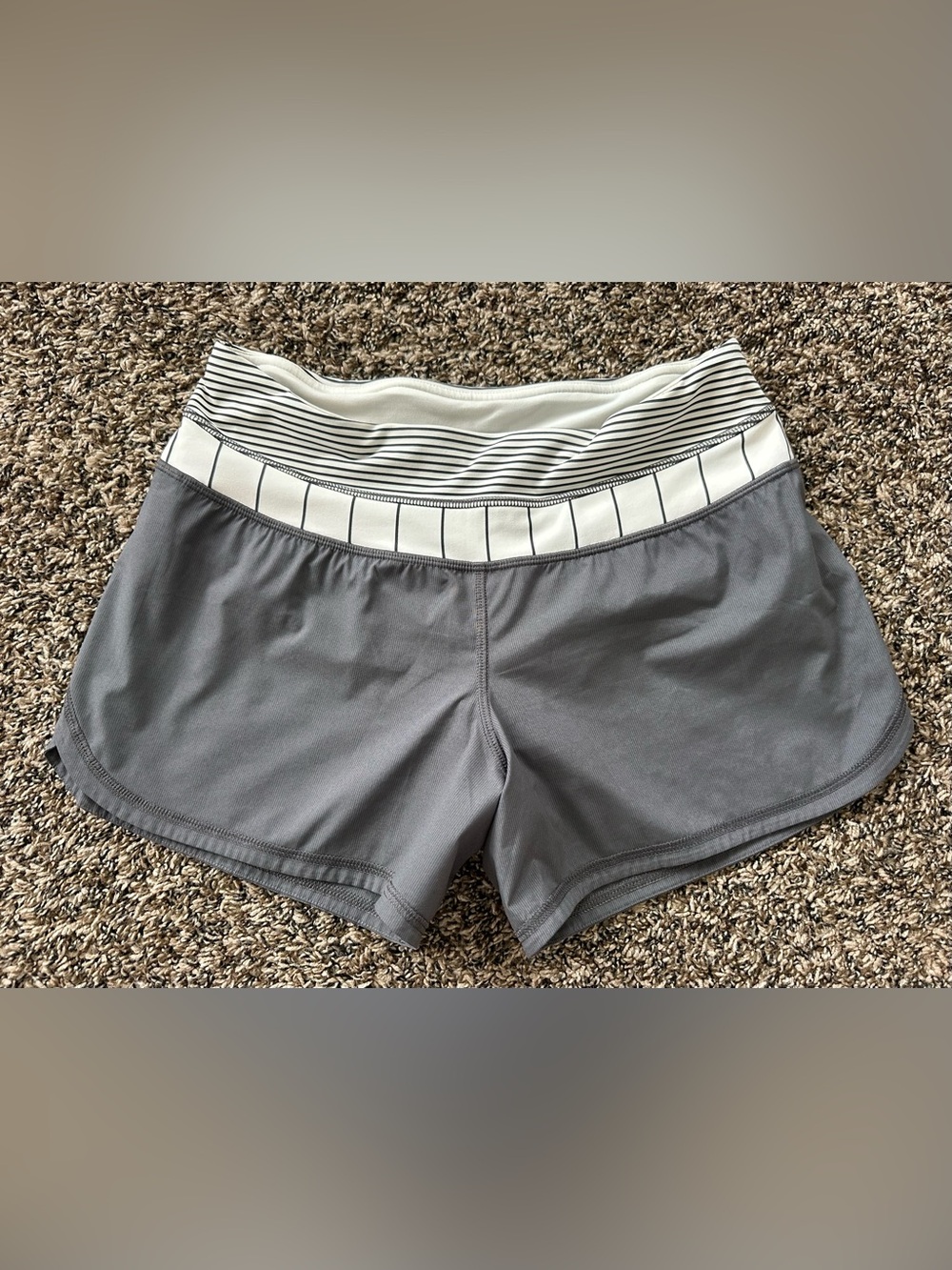 Women’s Lululemon Groovy Run Shorts - Soot Light/Slalom Stripe Angel Wing size 4 - Picture 4 of 6